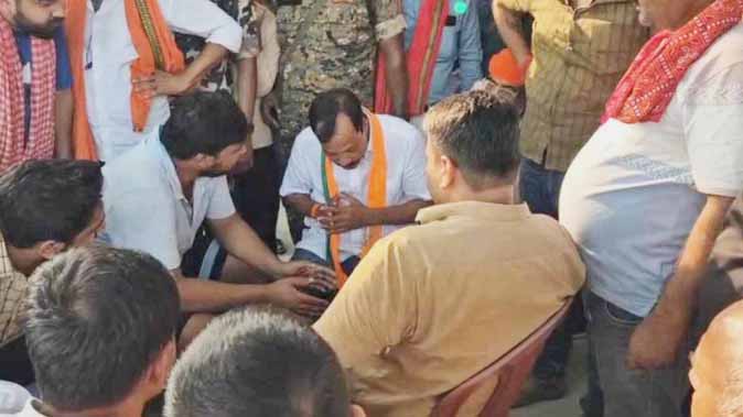 वैशाली : वोट मांगने गए BJP विधायक को लोगों ने खदेड़ा, 10 साल के कामकाज का मांगा हिसाब