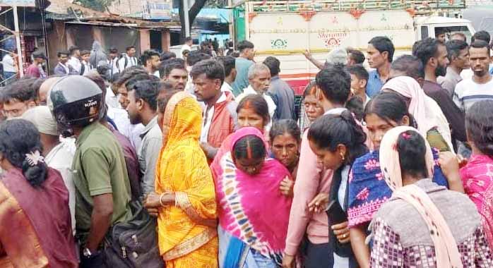 लातेहार : पेड़ से झूलता मिला युवती का शव, हत्या की आशंका