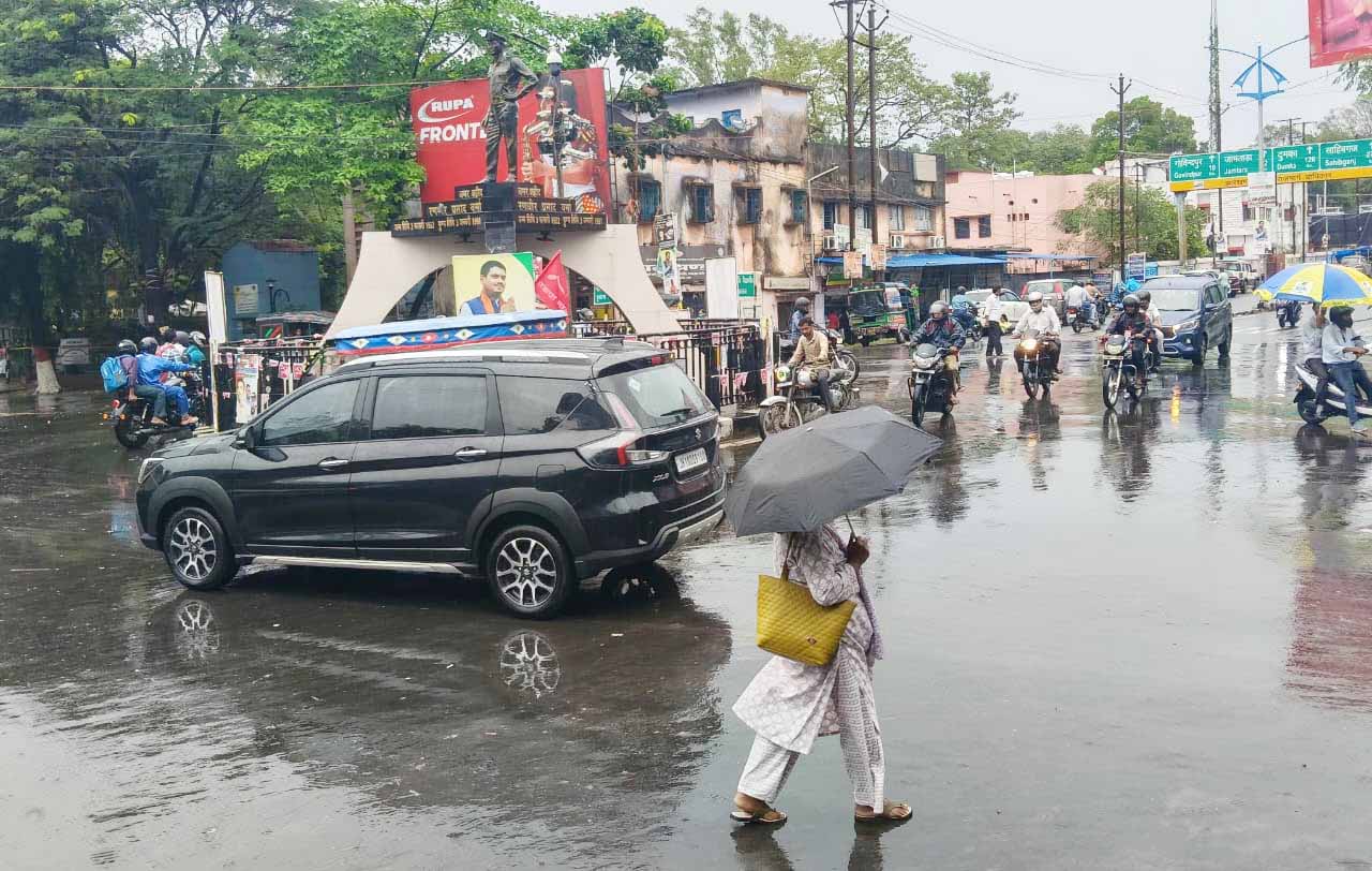 कोयलांचल में `मोंथा` चक्रवात का असर, रुक-रुककर हो रही बारिश से जनजीवन प्रभावित
