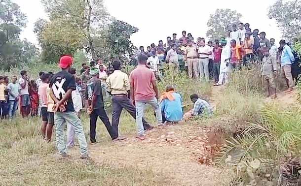 धनबाद : लापता किशोरी का शव डोभा से बरामद, हत्या की आशंका