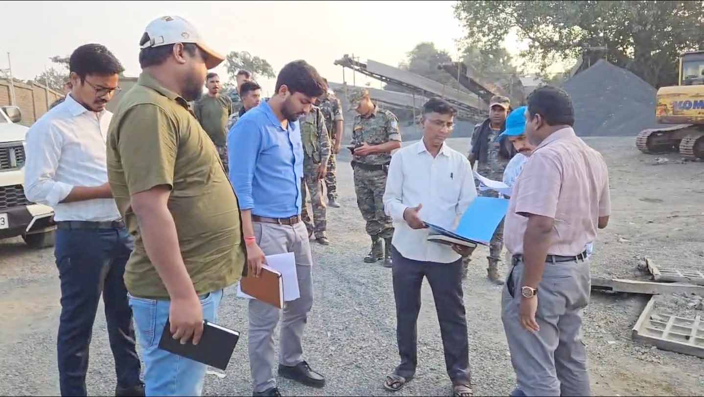 पाकुड़ : काम नहीं आई नेतागिरी और दादागिरी, प्रशासन ने खदान व क्रशर किया सील! जानें, पूरा मामला...