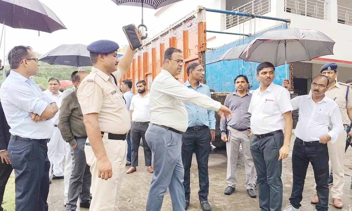 धनबाद : डीआरएम ने गया पुल चौड़ीकरण प्रोजेक्ट का किया निरीक्षण, बनेगा नया अंडरपास