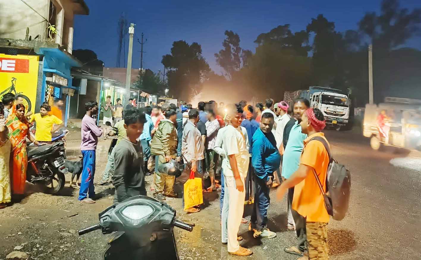 रामगढ़ : स्कार्पियो ने दो बाइकों को मारी टक्कर, 2 लोग घायल