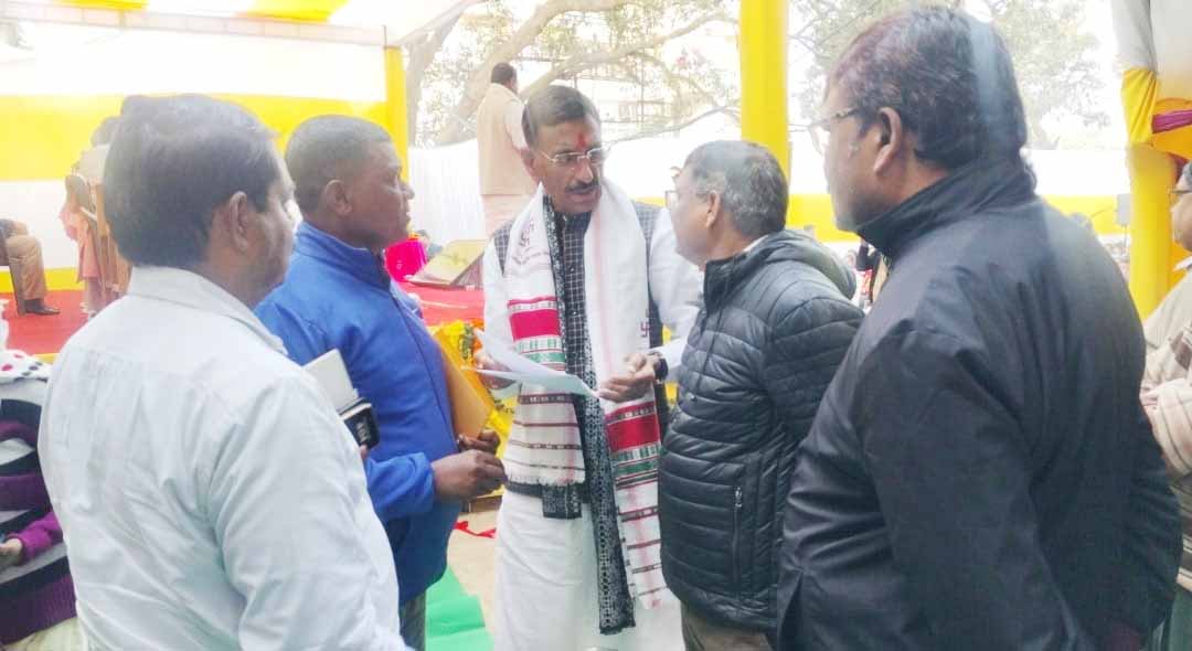 रक्षा राज्य मंत्री से मुखिया संघ ने की मुलाकात, 15वें वित्त आयोग की राशि दिलाने की मांग