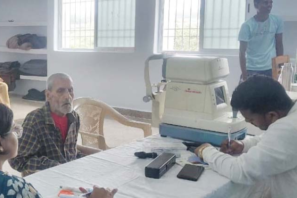 नेत्र जांच शिविर का किया गया आयोजन
