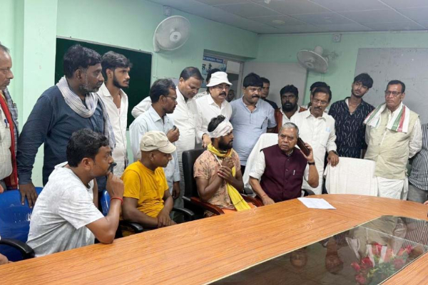 देवघर बस हादसा : प्रदेश कांग्रेस अध्यक्ष केशव महतो ने पीड़ितों से की मुलाकात
