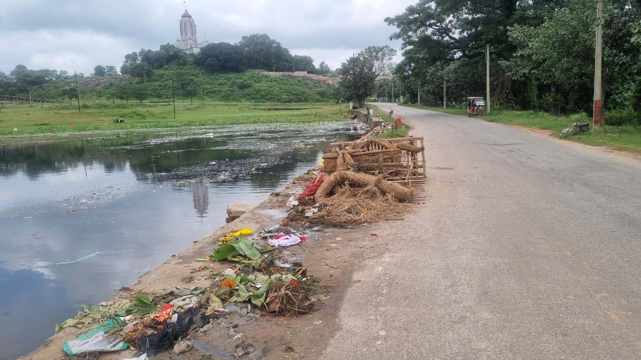 रांची : जगन्नाथपुर तालाब बना गंदगी का अड्डा, स्थानीय लोग परेशान