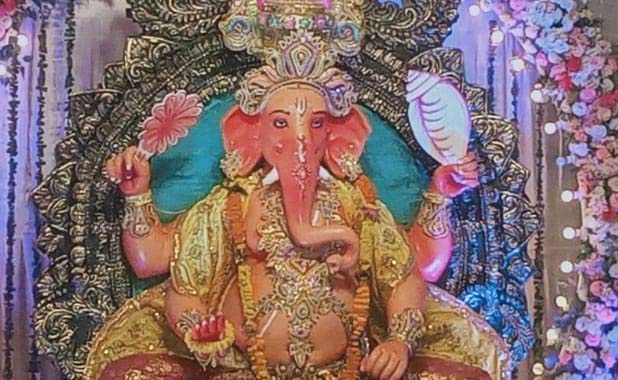 गणेश चतुर्थी : पंडालों में हुई मंगल आरती, श्रद्धालुओं की उमड़ी भीड़