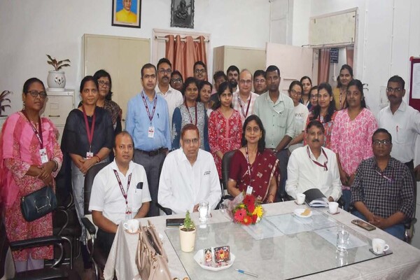 रिम्स निदेशक ने फार्माकोलॉजी विभाग के कार्यों को सराहा, अन्य विभागों को दी नसीहत