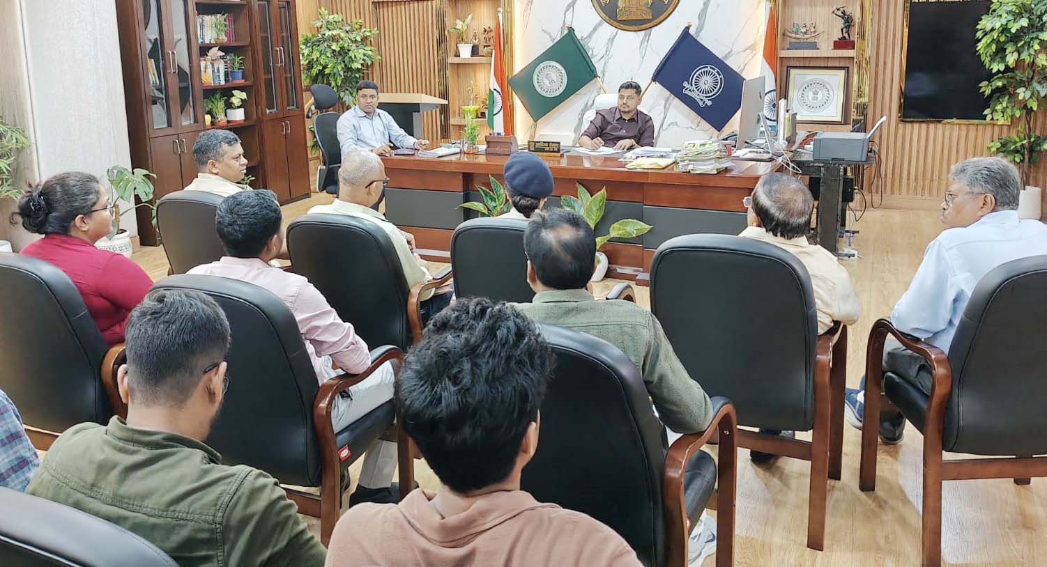 धनबाद  : SNMMCH में डॉक्टर से दुर्व्यवहार प्रकरण में डीसी ने की आपात बैठक