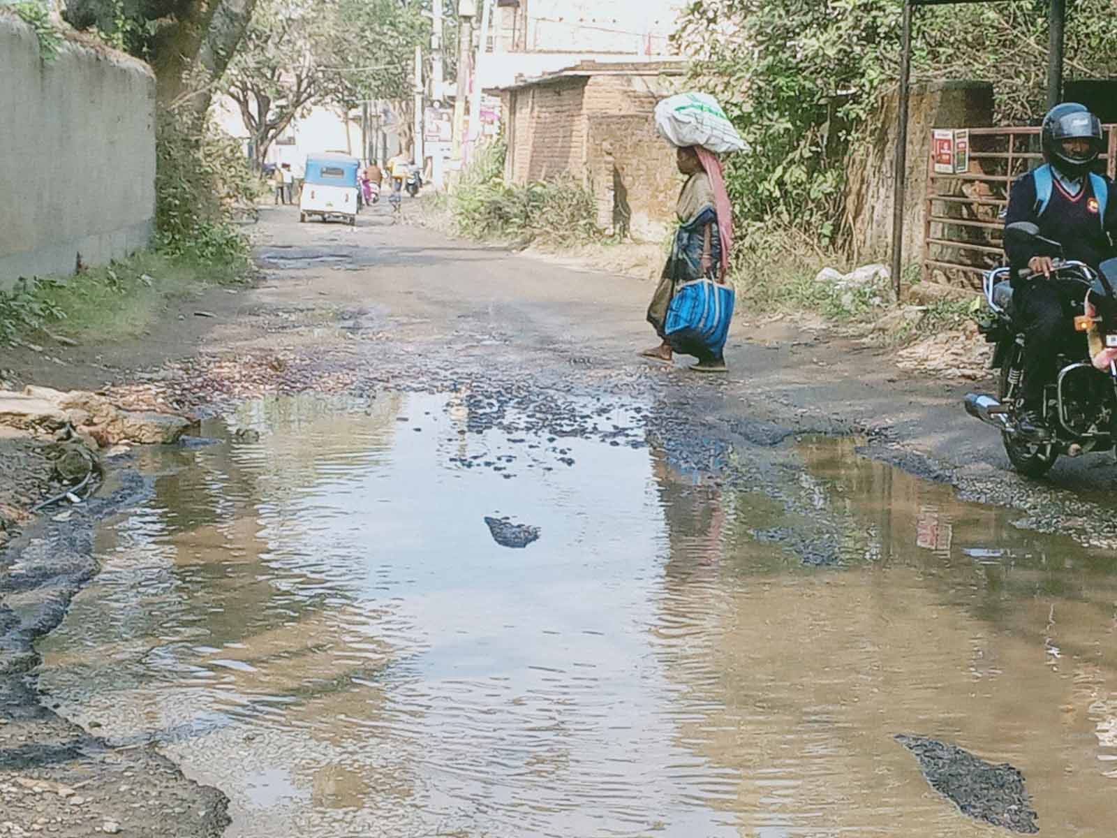 रांची: वार्ड 1 में सप्लाई पानी का पाइप फटा, लोगों का पैदल चलना हुआ मुश्किल