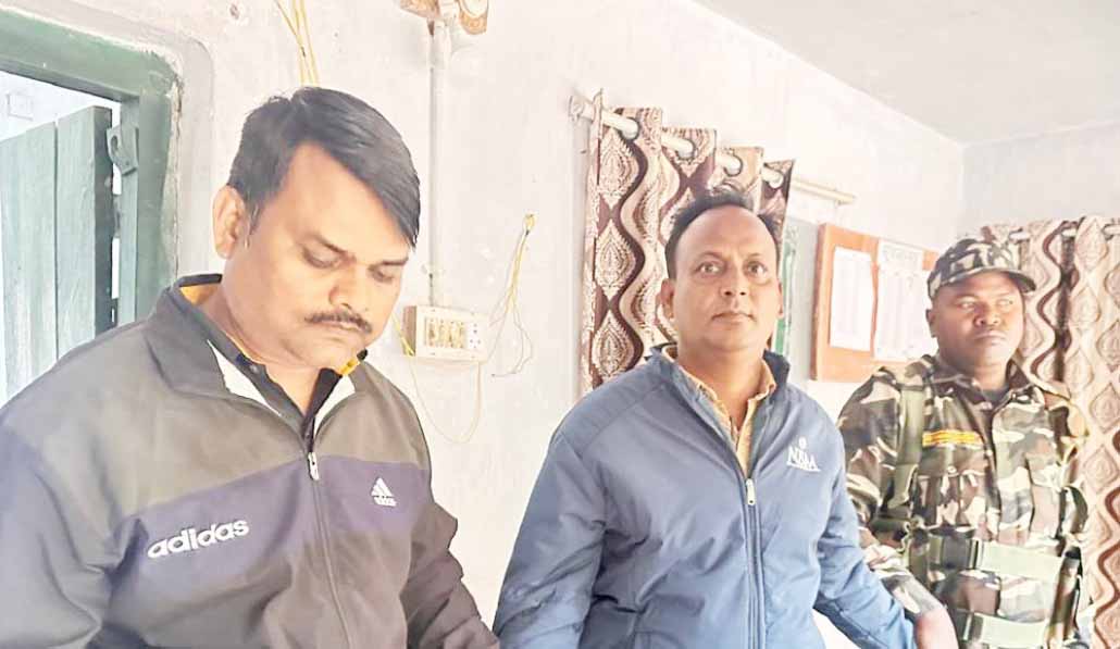 सिमडेगा : होमगार्ड कार्यालय का मुंशी पांच हजार घूस लेते गिरफ्तार