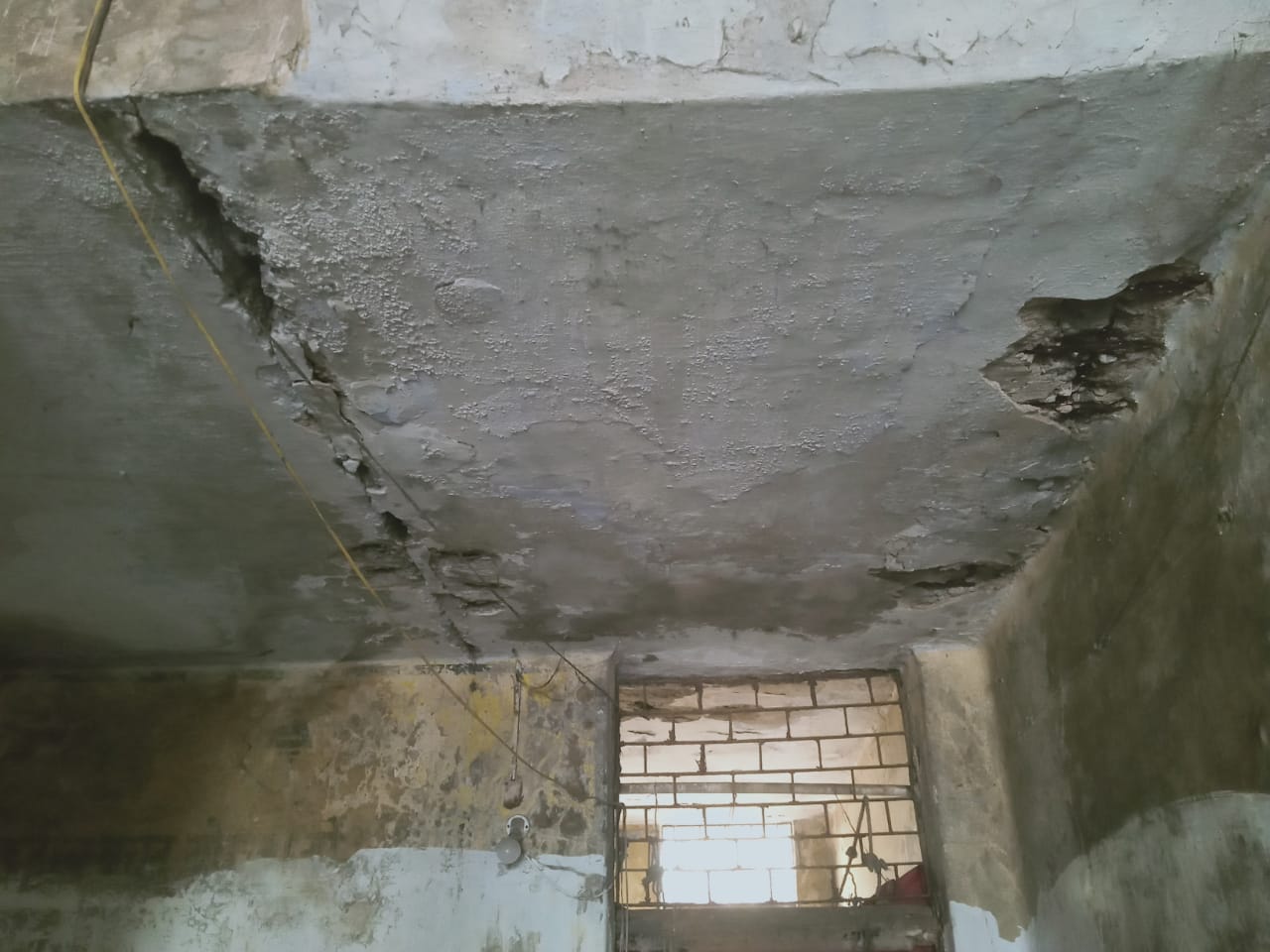 रांची : जर्जर RIT बिल्डिंग में संचालित हो रहे कार्यालय व दुकानें, कभी भी हो सकता है हादसा