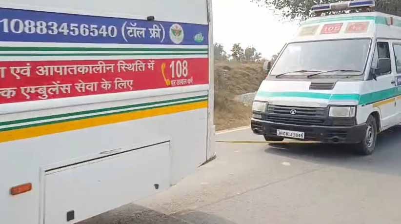 108 सेवा की बदहाली, सरायकेला में मरीज के साथ एंबुलेंस को रस्सी से बांधकर अस्पताल तक ले जाया गया