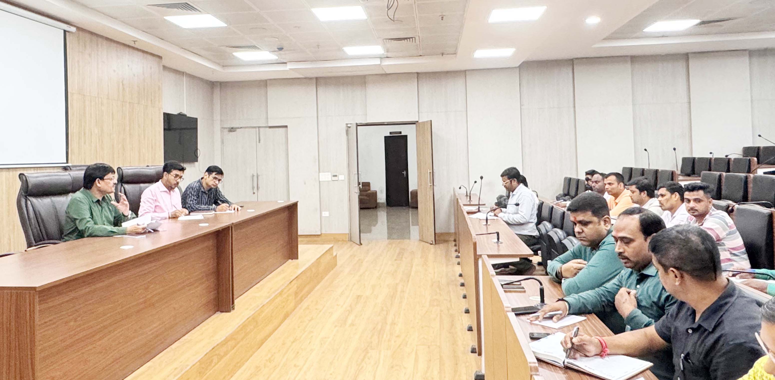राजस्व संग्रहण लक्ष्य को लेकर नगर निगम में समीक्षात्मक बैठक