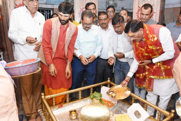 संजय सेठ ने पहाड़ी मंदिर में किया सोलर लाइट का उद्घाटन