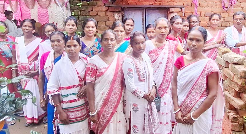 नेग-नियम के साथ स्थापित किया गया पारंपरिक सरना झंडा