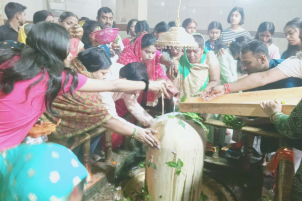 शिव भक्ति में डूबा शहर, मंदिर से सड़क तक सजी शिवमयी सजावट