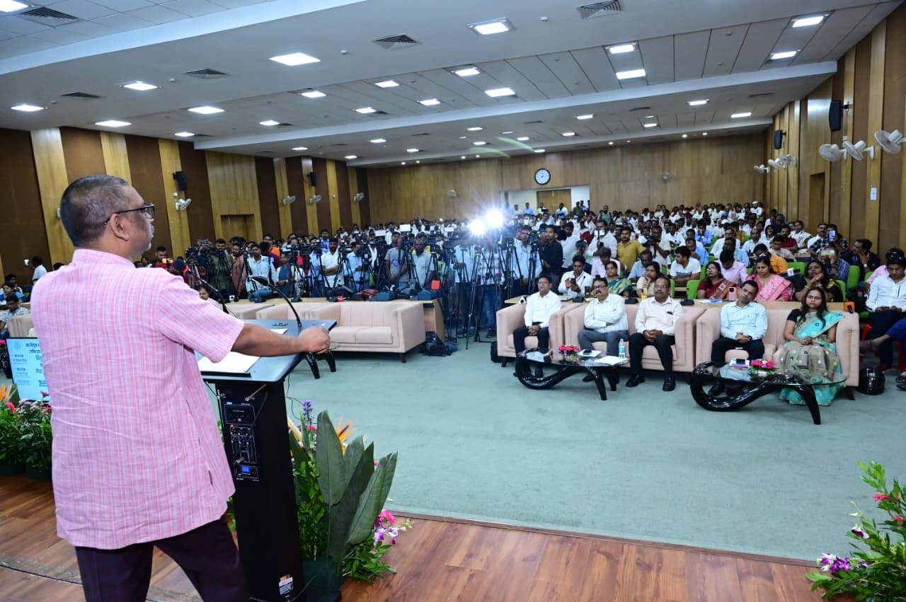 सीएम ने 975 PGT शिक्षकों, सहायक आचार्यों व प्रयोगशाला सहायकों को बांटे नियुक्ति पत्र