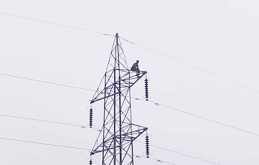 गिरिडीह : नशे में धुत युवक चढ़ा 33 हजार वोल्ट बिजली टावर पर, काफी मशक्कत के बाद सुरक्षित उतारा गया