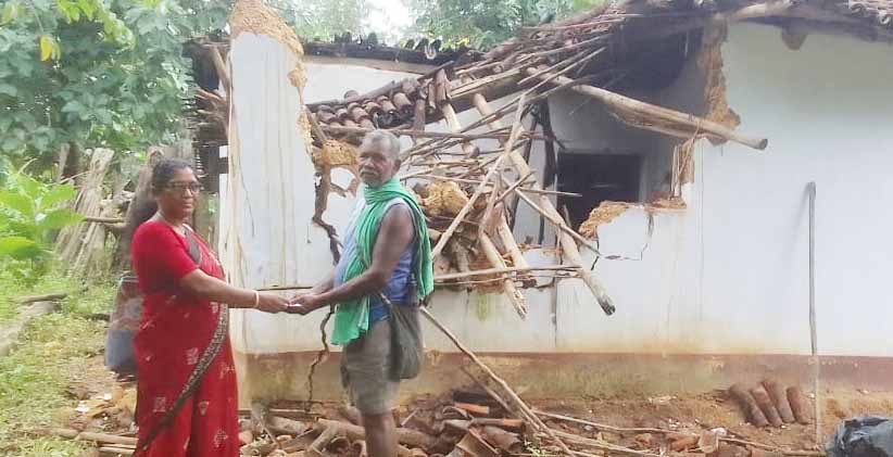 चाईबासा : जंगली हाथियों ने रायडीह में मचाया उत्पात, घर तोड़े, फसल किया बर्बाद