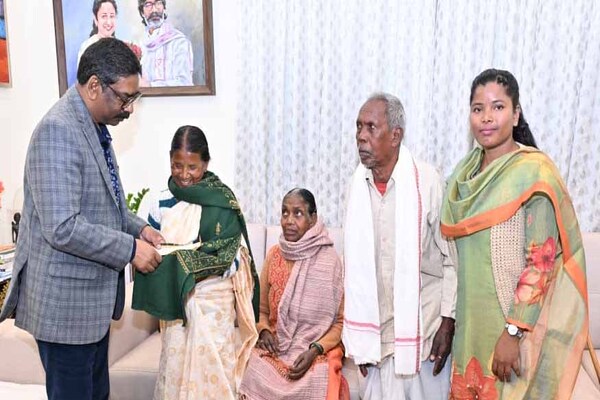 CM से ट्रिपल IT रांची में चयनित आदिवासी छात्रा सविता कच्छप ने की मुलाकात