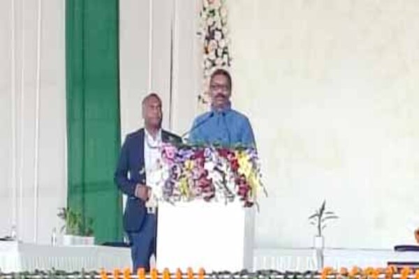 परीक्षा हो रहा है झारखंड में क्वेश्चन पेपर लीक हो रहा नेपाल में "गजबे" है: सीएम