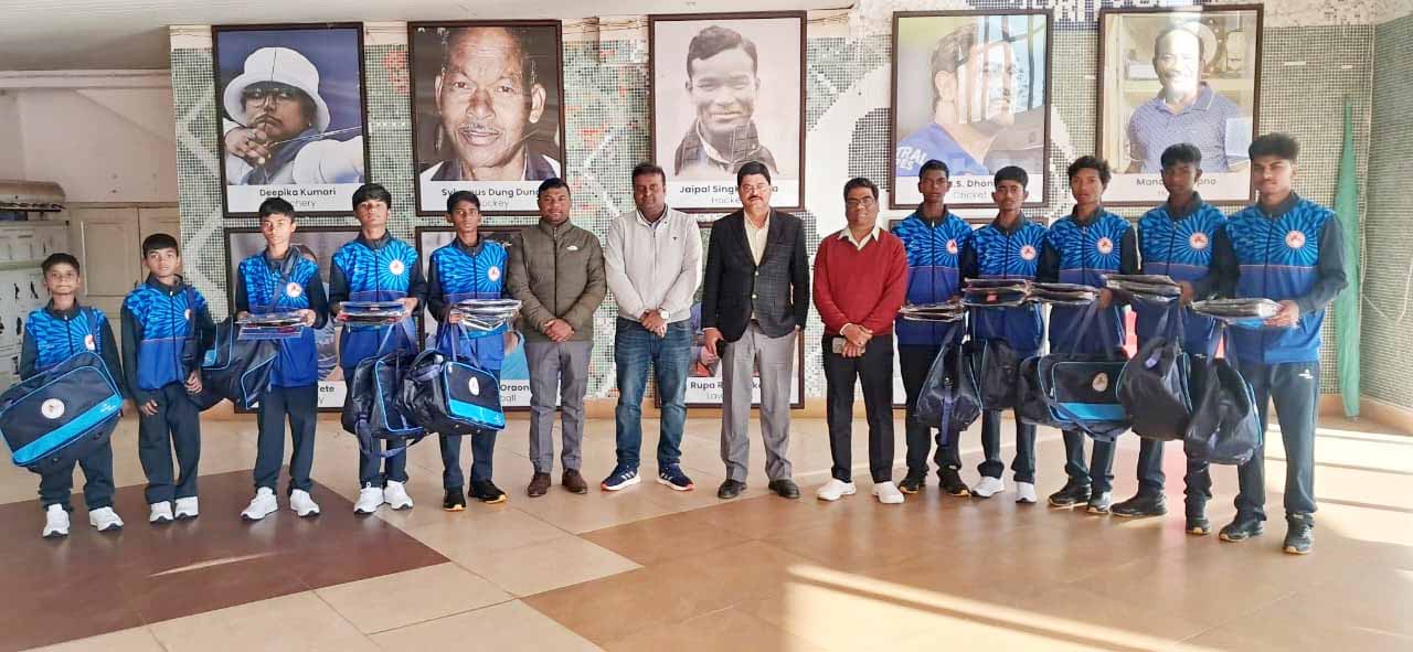 रांची: बिरसा मुंडा फुटबॉल स्टेडियम में खिलाड़ियों के बीच खेल किट का वितरण