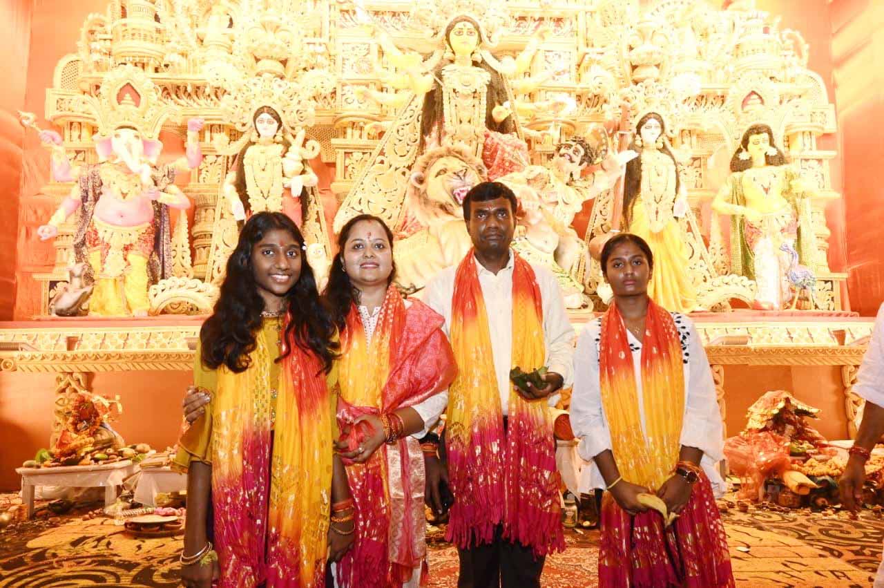 डीसी ने सपरिवार किए मां दुर्गा के दर्शन, जिला वासियों की सुख-समृद्धि की कामना की