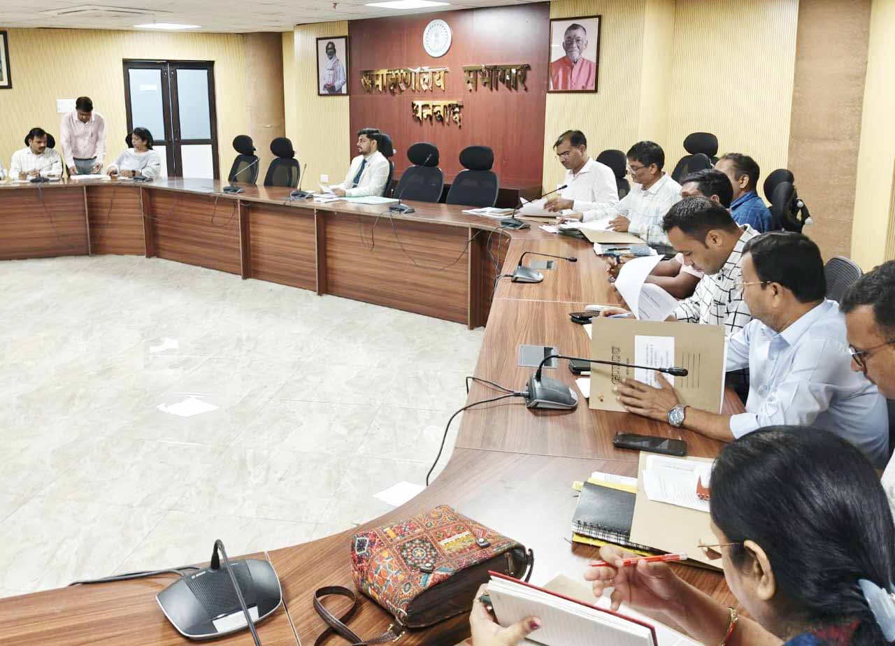 धनबाद : हर घर में शौचालय और प्रभावी कचरा प्रबंधन सुनिश्चित करें- डीसी