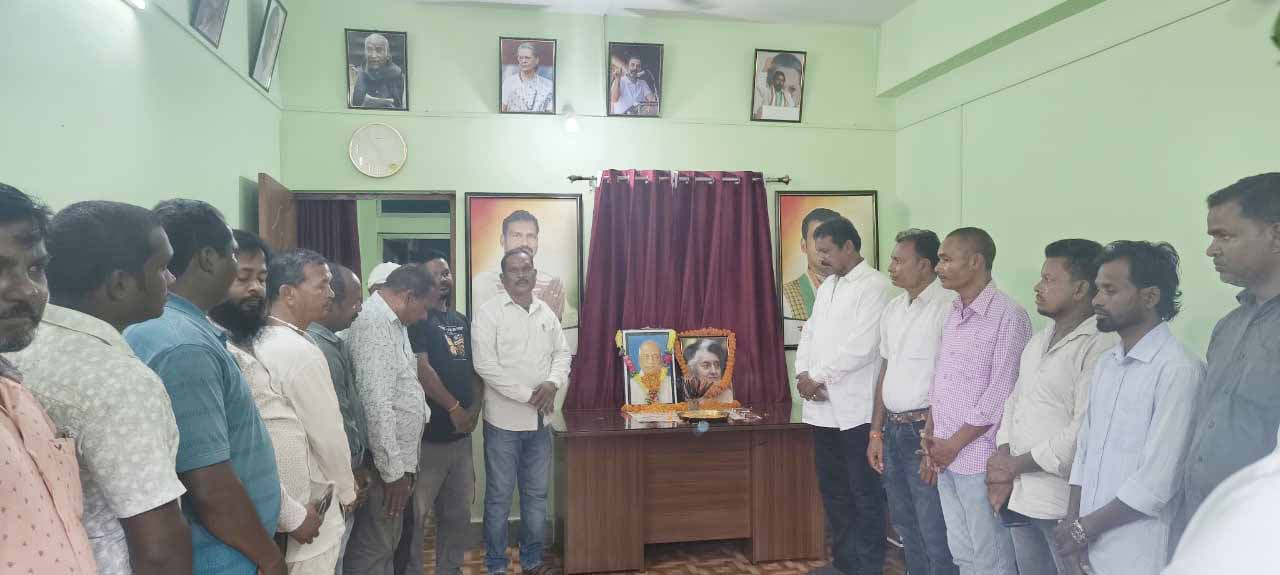चाईबासा : इंदिरा गांधी की पुण्यतिथि व सरदार पटेल की जयंती पर कांग्रेसियों ने दी श्रद्धांजलि