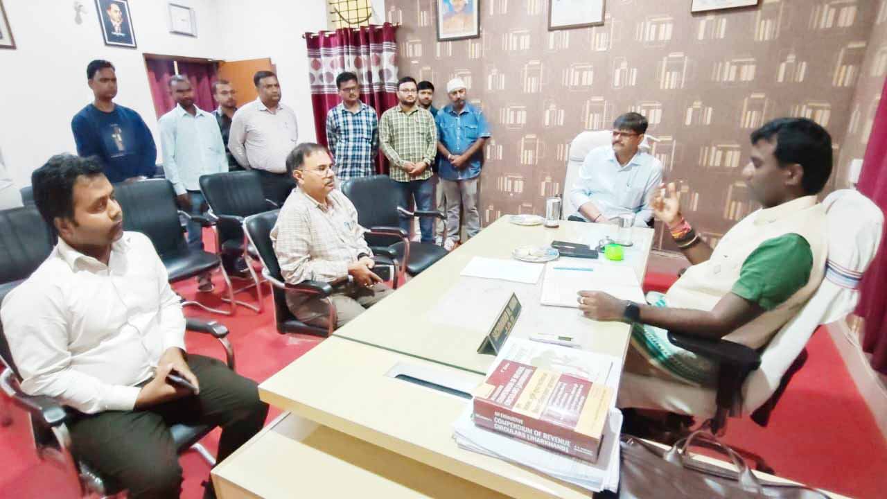 रांची डीसी ने बुढ़मू प्रखंड सह अंचल कार्यालय का किया औचक निरीक्षण