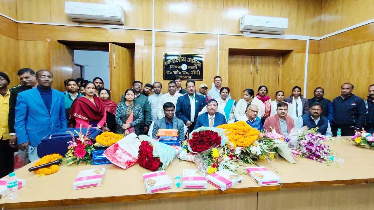 रांची : प्रमंडलीय आयुक्त अंजनी कुमार मिश्र को दी गई विदाई