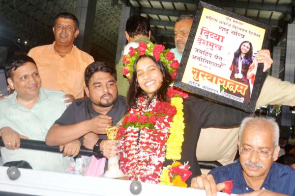 चेस वर्ल्ड कप विजेता दिव्या देशमुख का नागपुर में जोरदार स्वागत