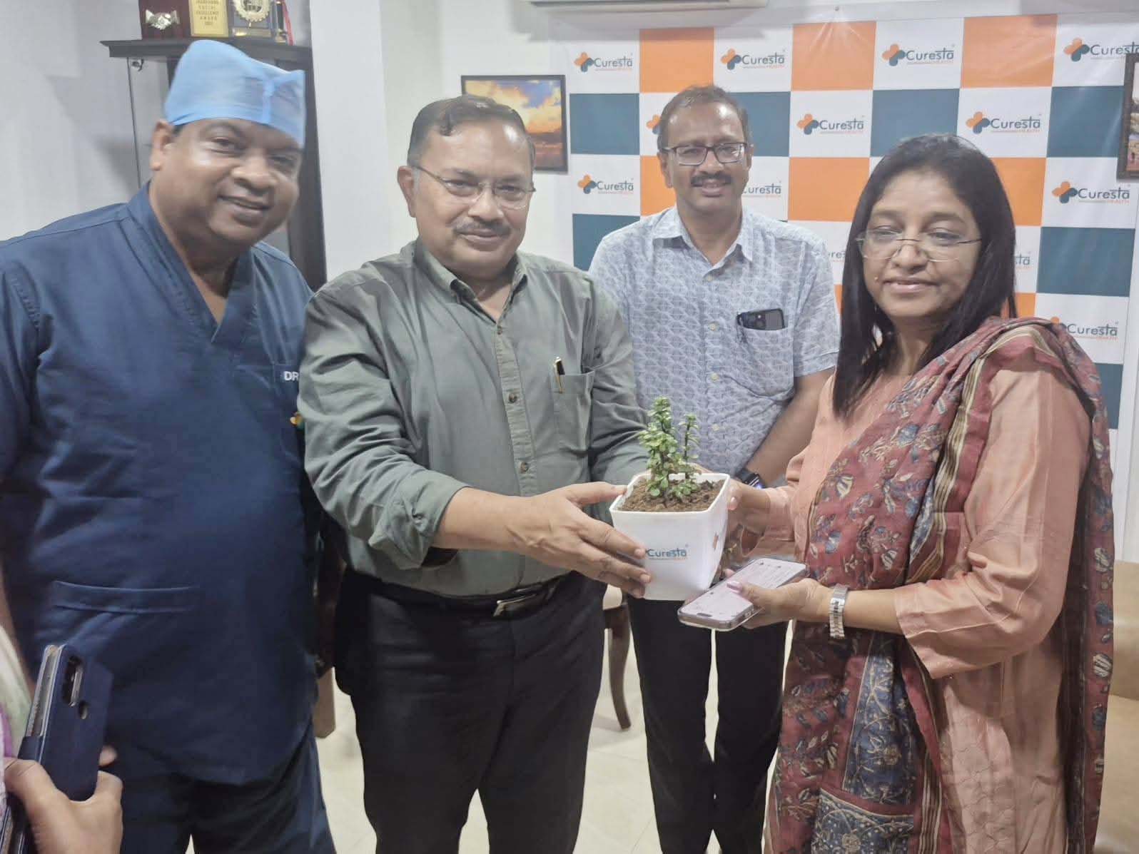 आईएएस व विधायक पूर्व अंतरराष्ट्रीय हॉकी खिलाड़ी से मिले