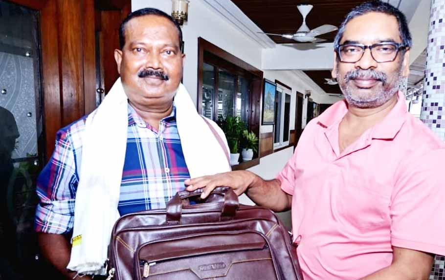 CM ने विशेष शाखा के हवलदार दिलीप तिर्की की सेवानिवृत्ति पर किया सम्मानित