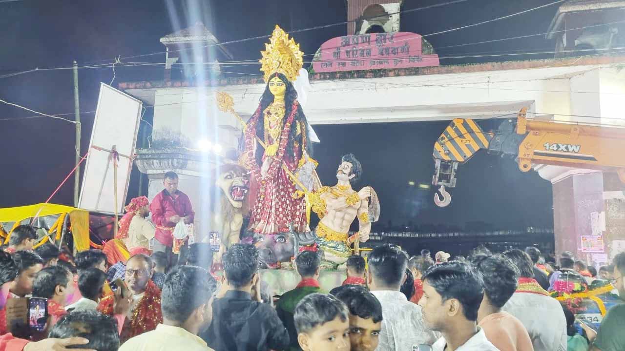 रांची में नम आंखों से मां दुर्गा को दी गई विदाई, प्रतिमाओं का हुआ विसर्जन