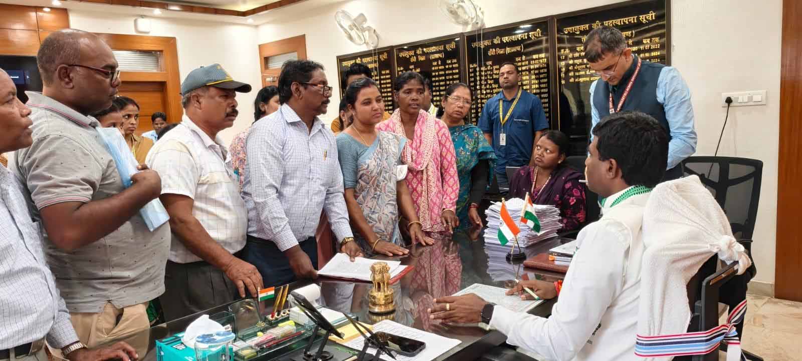 रांची: डीसी के जनता दरबार में उमड़ी फरियादियों की भीड़, रातू सीओ को शोकॉज