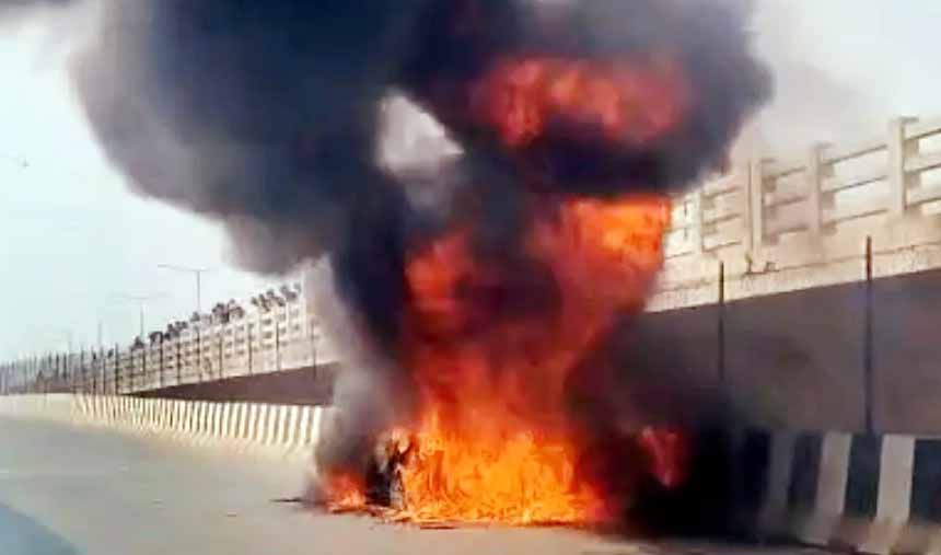 पटना: चलती कार में अचानक लगी आग, PMCH के डॉक्टर की बची जान