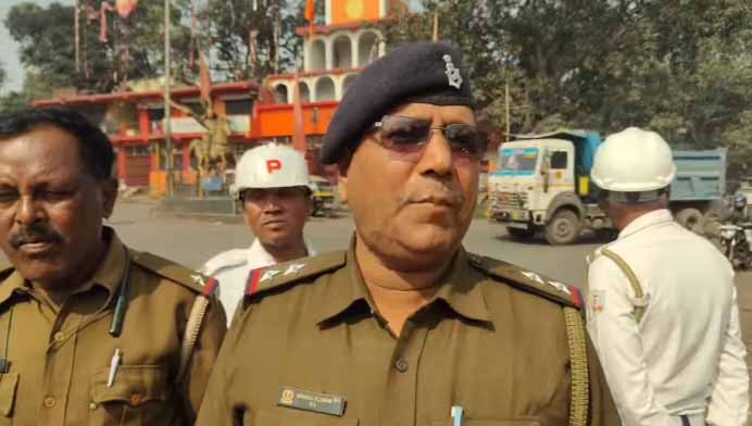 रामगढ़ : वाहन जांच के दौरान मोटरसाइकिल की डिक्की से हथियार बरामद