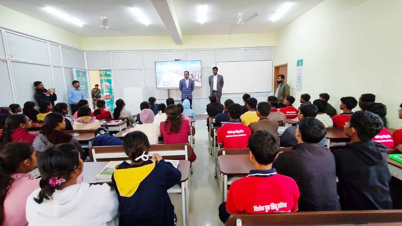 रांची में शुरू हुआ नि:शुल्क JEE–NEET कोचिंग संस्थान, डीसी ने किया निरीक्षण
