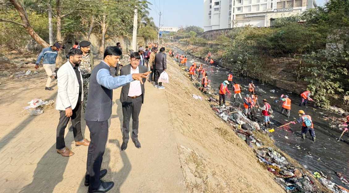 हरमू नदी की सफाई के लिए रांची नगर निगम युद्ध स्तर पर जुटा