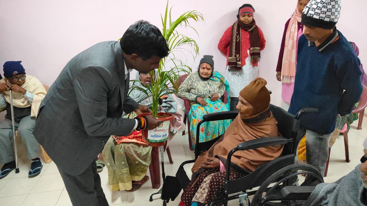 ठंड से बचाव के लिए रांची जिला प्रशासन ने कंबल वितरण व अलाव की व्यवस्था की