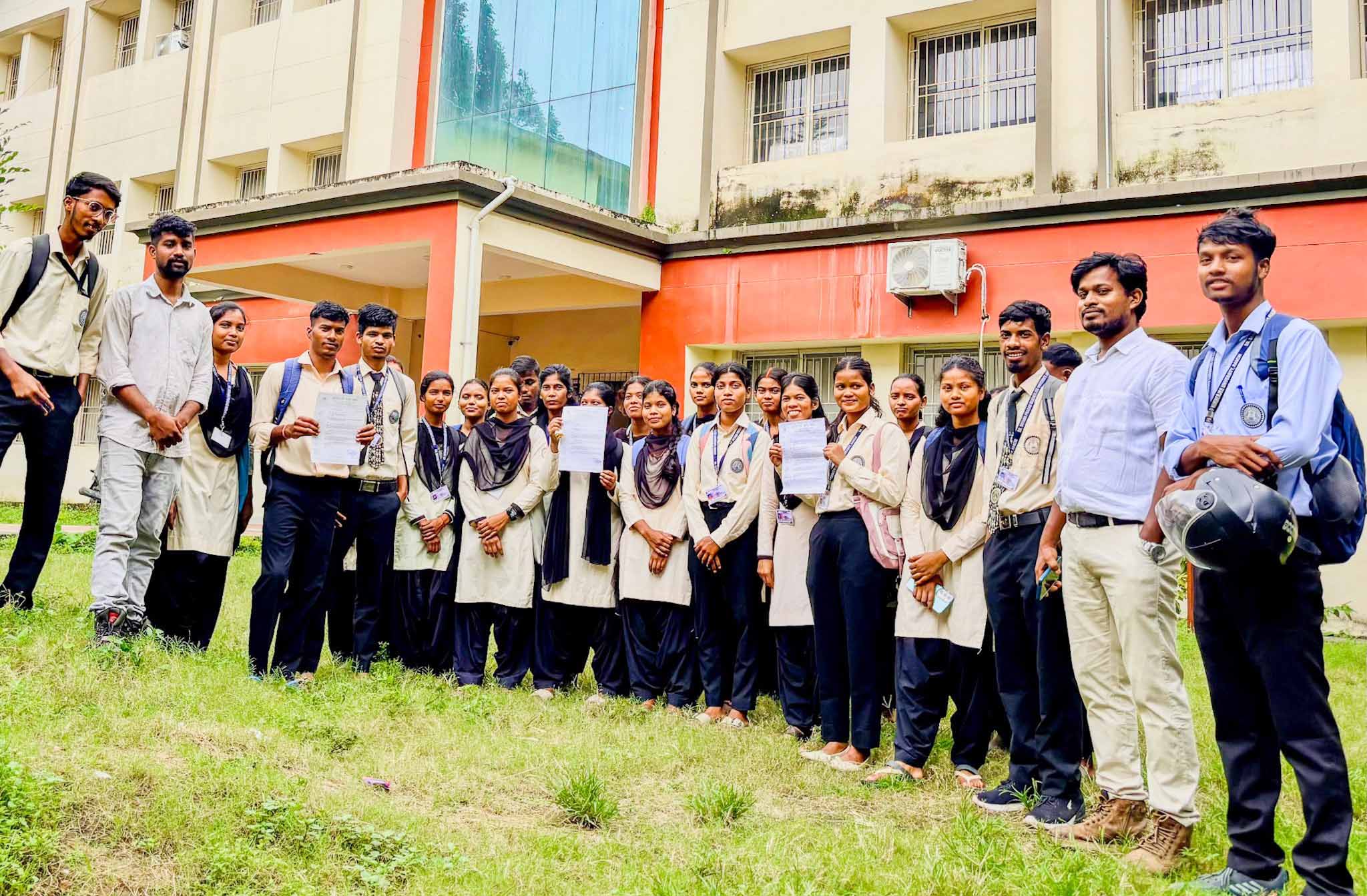 DSPMU में परीक्षा शुल्क जमा करने में परेशानी, विश्वविद्यालय अध्यक्ष के प्रयास से मिली राहत