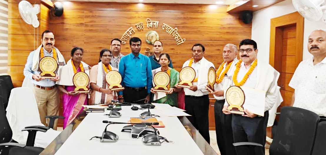 रांची डीसी ने सात सेवानिवृत्त शिक्षकों को किया सम्मानित