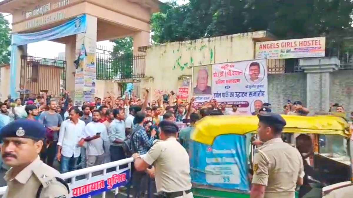 पटना : TRE 4 अभ्यर्थियों का जोरदार प्रदर्शन, भारी संख्या में पुलिस बल तैनात