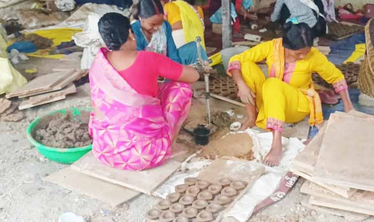 रांची में तैयार हो रहे गोबर के दीये, कुम्हार परंपरा पर संकट