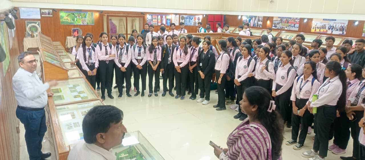 रांची : शैक्षिक भ्रमण के जरिए छात्रों ने समझी तसर रेशम की वैज्ञानिक प्रक्रिया