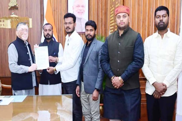 पोस्ट-मैट्रिक छात्रवृत्ति भुगतान में देरी को लेकर आजसू छात्र संघ ने राज्यपाल को सौंपा ज्ञापन