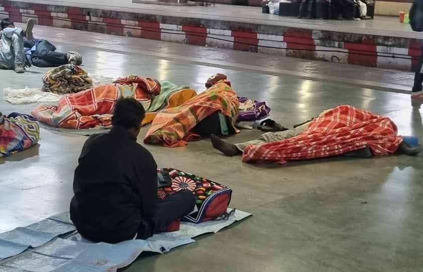 रांची: बेसहारों के लिए ठंड से बचने के प्लास्टिक व बोरा ही सहारा